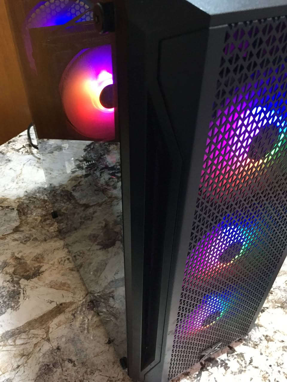 للبيع PC Gaming بحالة جيدة وقابل للتجربة:

🔹 المعالج: Intel Xeon E5-2680 V4 (14 Core / 28 Thread)
تقريبأ يعادل i5 10th 
🔹 المذربورد: X99
🔹 كارت الشاشة: RX 580 8GB
🔹 الرام: 8GB
🔹 SSD: 256GB
🔹 مزود طاقة: Sigma TGB 700W
🔹 مبرد غازي Sigma RGB
🔹 كيس Sigma RGB مع 4 مراوح

يشغل الألعاب المشهورة مثل CS2 و Valorant و Rocket League وغيرها بشكل ممتاز.

السعر: (325 الف )

عنواني موصل 

للاستفسار مراسلة خاص او واتساب
***********
