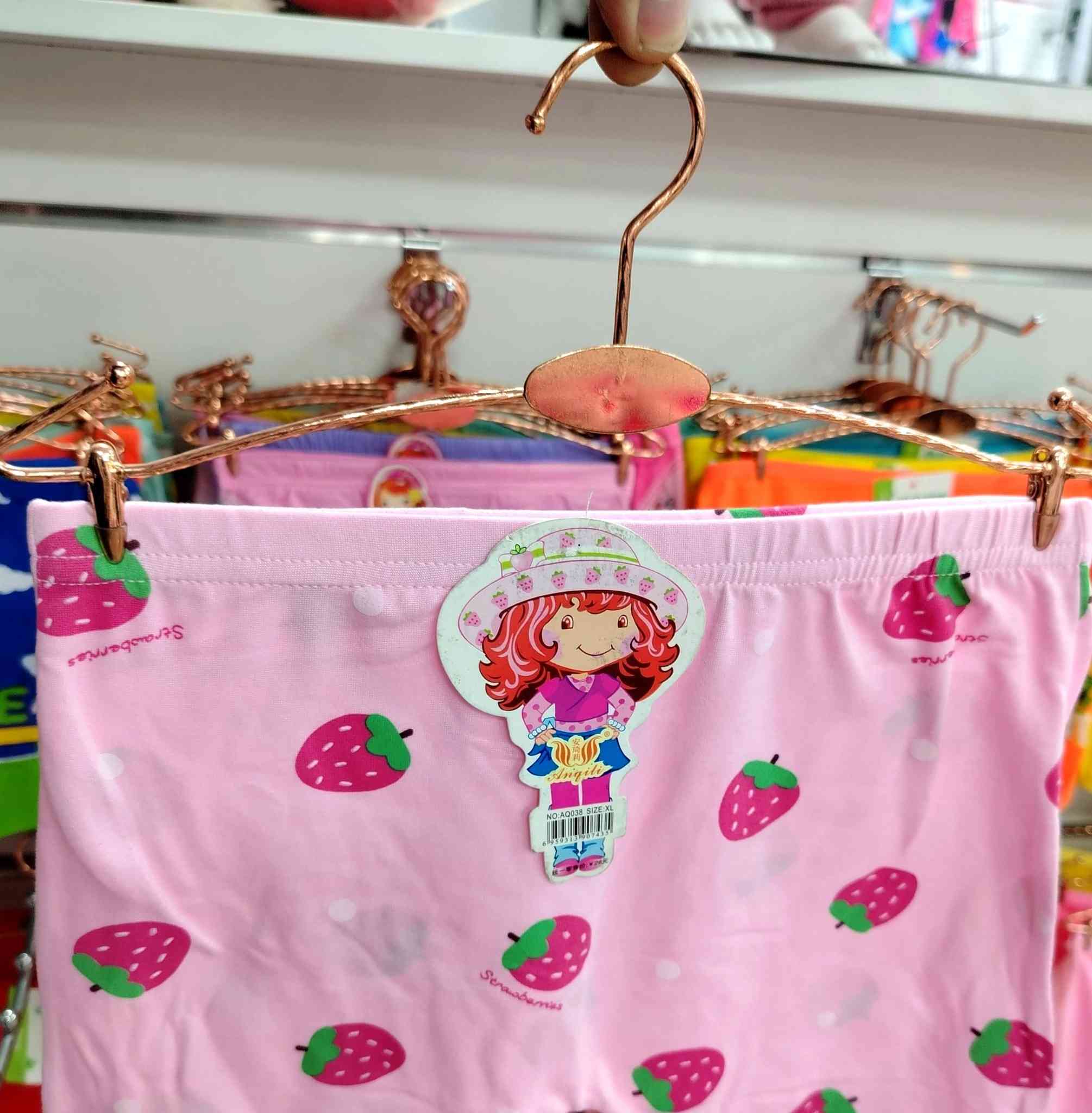 للبيع  تعليق نحاسي اصلي لملابس  الداخلية
ويستعمل للمحلات الملابس والكوزمتك
مستعمل نظيف جدا  95 ٪ جديد 
  تتوفر كمية منه لليحتاجهن ***********
وعدنا بعد ديكور محل كامل للبيع رفوف و خشب و ميز جام و رفوف جام و مليكانات اطفال
المكان كركوك
