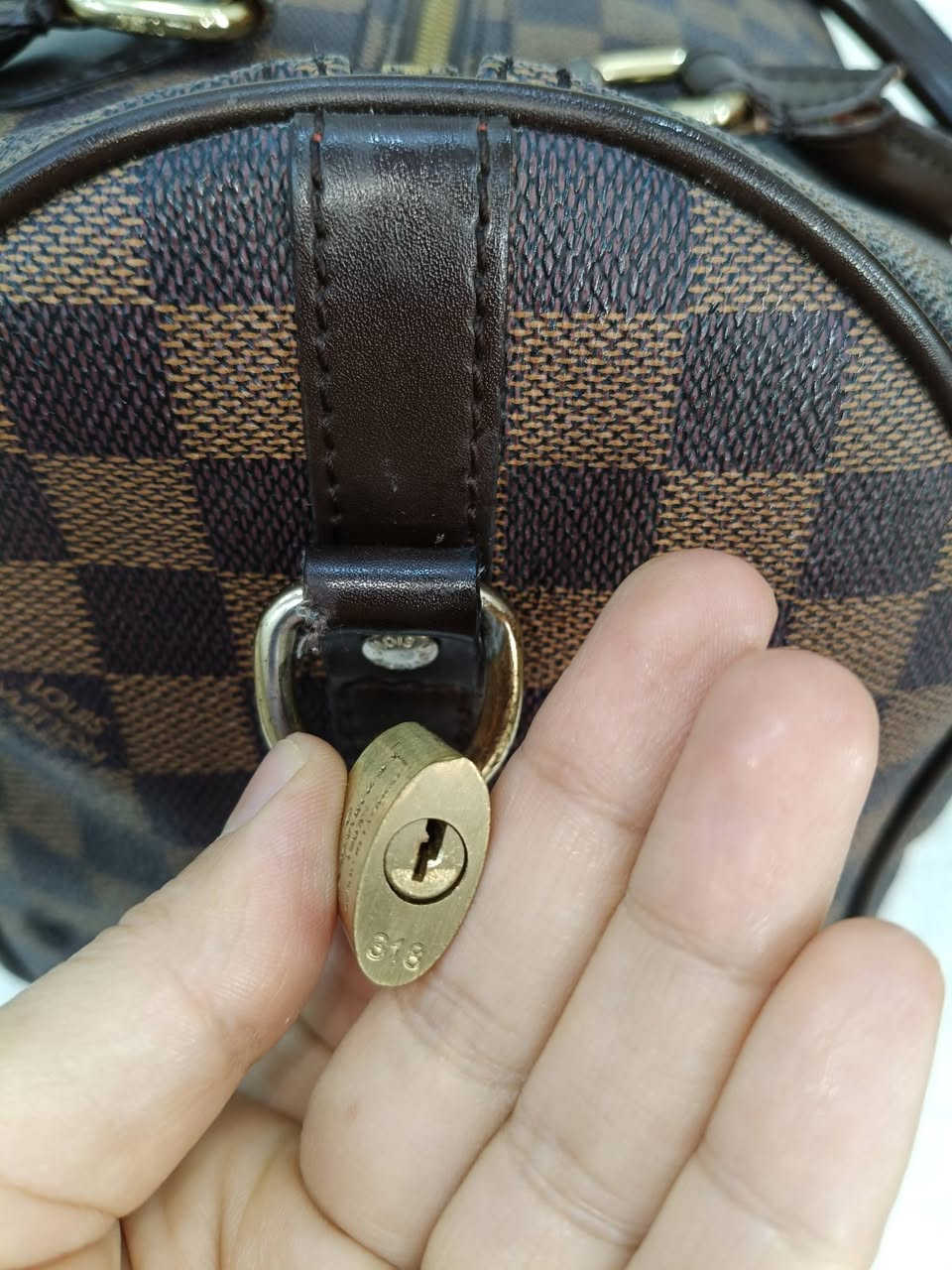 جنطة سفر لويس فيتون الأصلية مثل إذا حالة جيدة نظيفة سعرها 700 – 1500 دولار تقريبا
وإذا حالة ممتازة جدًا مع إكسسواراتها 1200 – 1600 دولار
أما حالة عادية مع خدوش واضحة سعرها 450 – 800 دولار

أما مثل هاي الجنطة المعروضة (تقليد نظيف)  درجة أولى / جودة عالية سعرها مابين  90 ألف – 200 ألف دينار عراقي تقريبا اني رايدتها ب٥٠ ألف مع التوصيل


**إذا كنت صاحب هذا الإعلان وتريد حذفه لأي سبب، رجاءا أرسل رسالة إلى الدعم الفني**