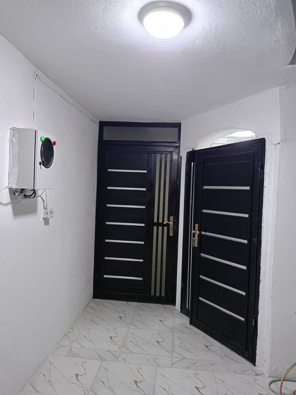 دارللبيع المساحة /100مترتجاوز العنوان حي الوحده قرب جامع الوحده البيت جديد/استقبال غرفتين نوم مطبخ باردمطبخ حارهول درج داخلي بيتونه السعر43 مليون اوبي مجال /***********/***********
