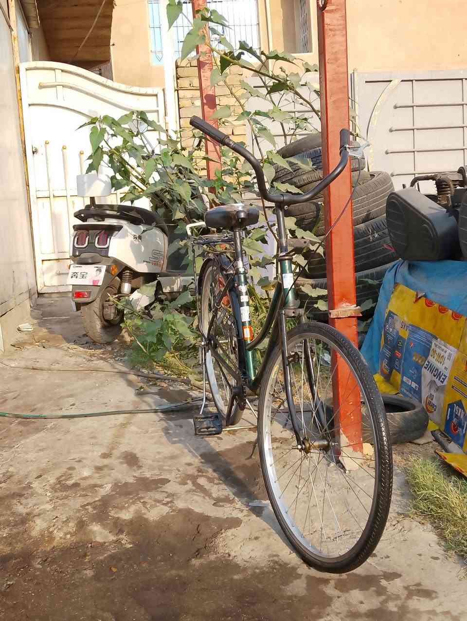 سلام عليكم بايسكل بناتي للبيع حجم26نضيف جاملغ امامي موجود وخلفي وبريك امامي موجودات البيسكل نقصه بس سيم واير خلفي سعره 80وبي مجال ‏‪0771 413 6893‬‏واتساب
