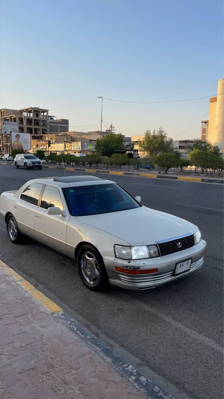السلام عليكم للبيع لكزس LS400 موديل 1992 فول مواصفات يسرا بلاد مكينه 8 سلندر ويل كروم كفاله ضربه وكصه السياره فقط نقل رقم بصره تحويل ثاني يوم لايت زنون دواخل جلد شاشه أندرويد سماعات مضخم فتحه السياره كامله مابيها اي نقص مكينه وكير جدد تبريد ثلج حداديه كامله كهربائيات كلها كامله سياره بيها شلعه ومعدل ونعومه اله فول عزل فول كلشي ما تسمع السياره جديده بمعنه الكلمه السعر 83 وبيها مجال قليل وهذا رقمي *********** مكاني بصره البصرة, العراق
