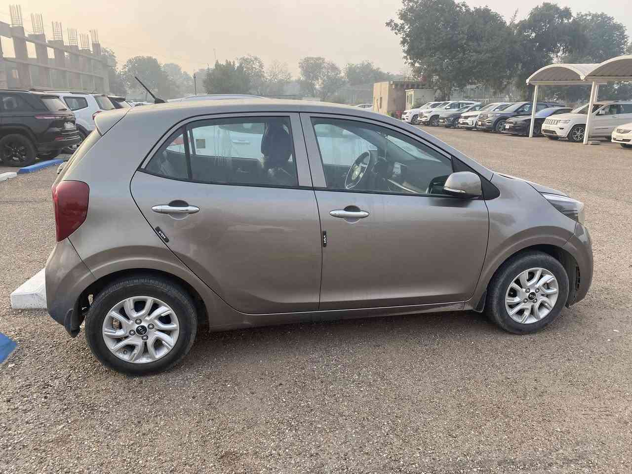 بيكانتو 2019

المواصفات
محرك 1200 خليجي دوش 
مري كهربائي شفط
شاشة اندرويد وكاميرا وحساسات خلفية
اوكس بلوتوث
مانع انزلاق
ويل كب
بروجكترات
السيارة بيها صبغ بالدعامية موضح بالسونار ومكفولة محرك وكير
ماشية 18 الف كيلومتر
رقم السيارة بغداد انكليزي الجديد والسعر 115 وبيها مجال 
للاستفسار يرجى الاتصال على الرقم ***********
