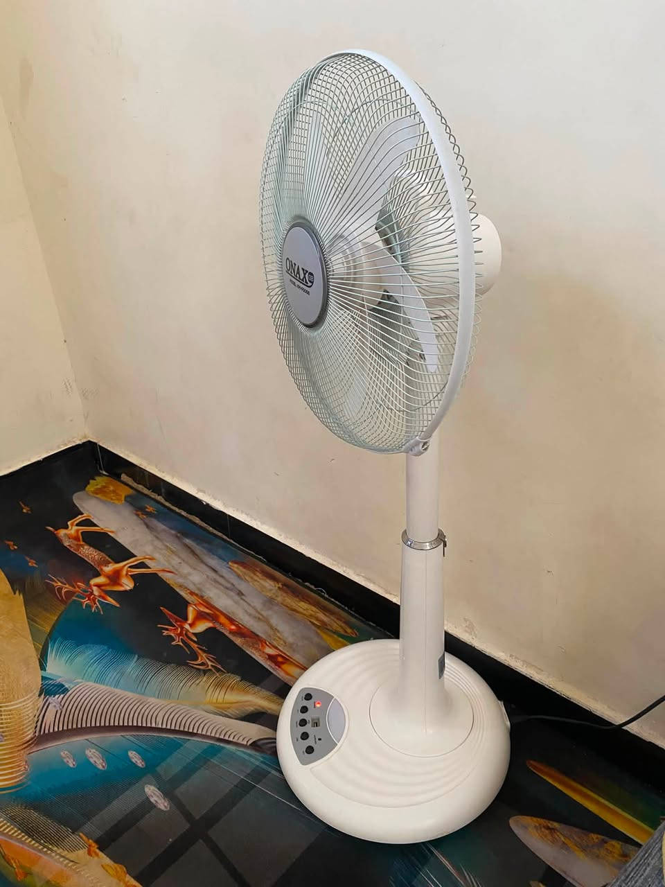 للبيع مروحه شحن شغاله عشرط فقط عوزه بطاريات بطارياته تشحنه تبقه شغاله خلال ساعه ساعه ونص يعني شغالات بس ما يطولن تجي اشغلكياه وتفحصه وشوفه وتاخذه سعر خاص مكاني سماوه حي شهداء ***********
