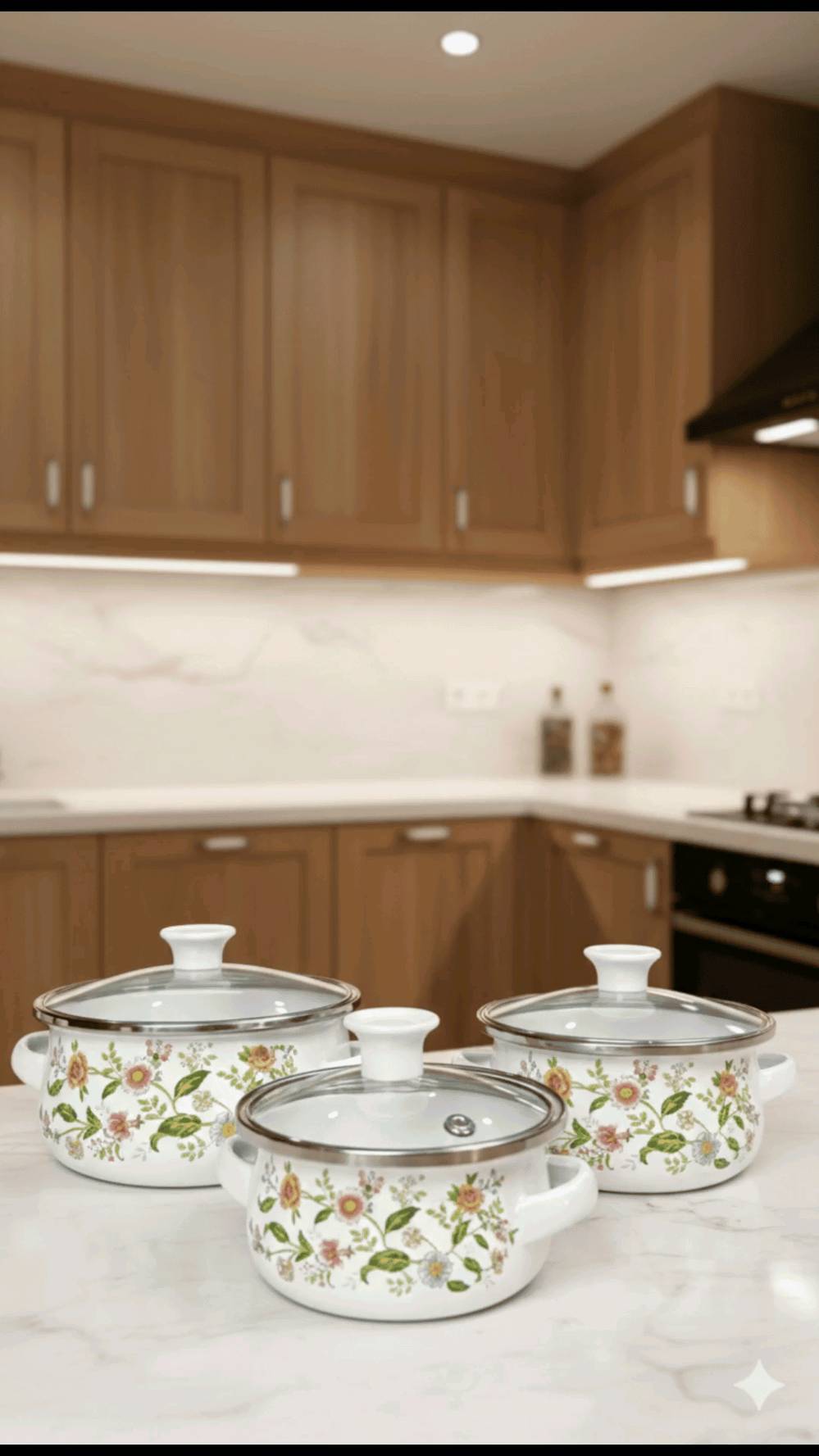 سيت قدور مينا ثلاثي صغير بغطاء زجاج – نقش ورد ملون

الاستخدامات

طبخ الرز، الشوربات، العدس، والمعكرونة بكميات صغيرة.

تسخين الطعام وحفظه ساخناً لفترة أطول.

مناسب للعوائل الصغيرة أو الاستخدام اليومي السريع.

مثالي للمطابخ الصغيرة والشقق.

المميزات

مصنوع من معدن مطلي بطبقة مينا حرارية مقاومة للصدأ.

طلاء داخلي أملس غير قابل للالتصاق وسهل التنظيف.

أغطية زجاج حراري شفاف لمراقبة الطعام أثناء الطبخ.

حافة ستانلس ستيل مقاومة للحرارة والصدمات.

مقابض جانبية مريحة وثابتة لسهولة الحمل.

تصميم نقش ورد ملون أنيق يضيف لمسة جمالية للمطبخ.

توزيع جيد للحرارة لطهي متوازن.

مناسب للاستخدام على الغاز.

محتويات الصندوق

- القدر الصغير: بقطر 12 سم.
- القدر المتوسط: بقطر 14 سم.
- القدر الكبير: بقطر 16 سم.

3 أغطية زجاج حراري بمقبض علوي.

الملاحظات

يفضل استخدام ملاعق خشبية أو سيليكون للحفاظ على طبقة المينا.

غير مخصص للاستخدام داخل المايكرويف.

يُغسل يدوياً للحفاظ على جودة النقش الخارجي.

قياس الكارتون:

- الطول: 16.5 سم
- العرض: 16.5 سم
- الارتفاع: 15 سم