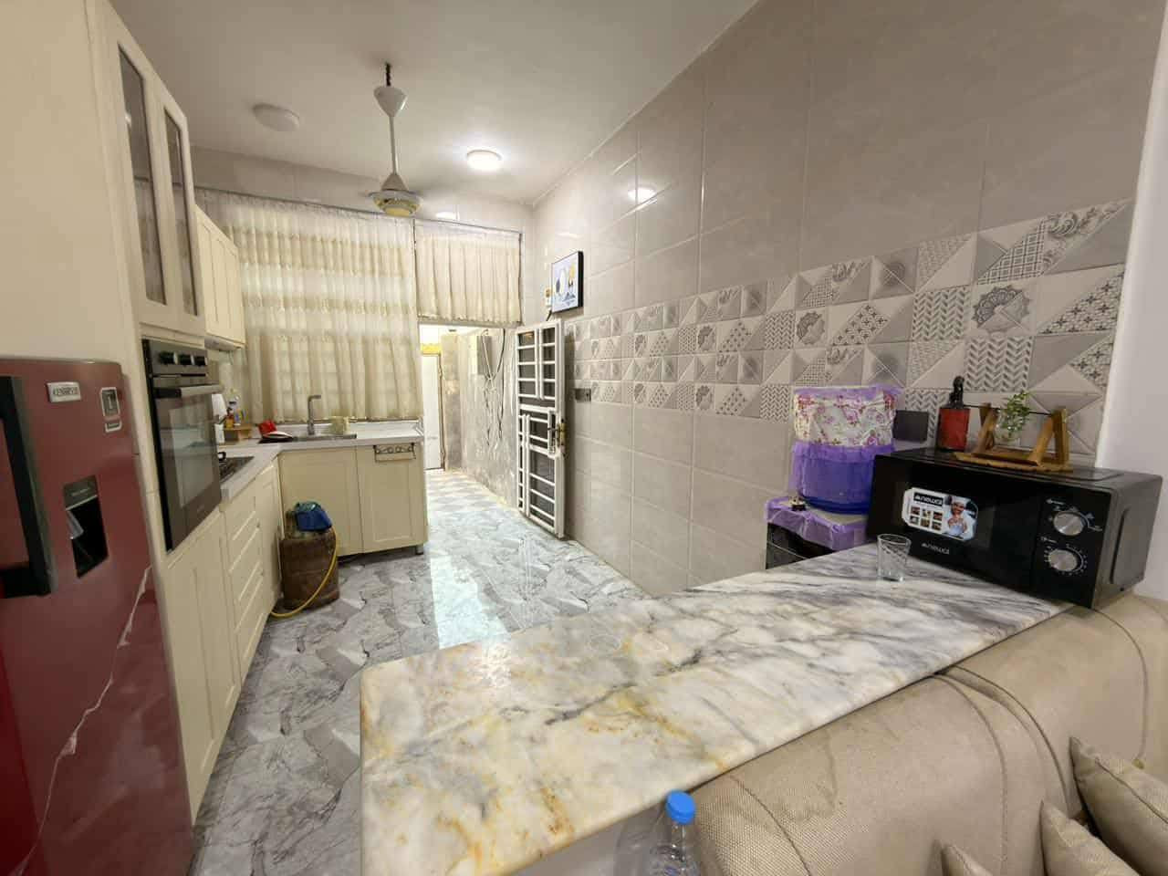 الدار للبيع 
زراعي سند ٢٥ مشمول بالتطويب 
يقع التقية الثالثة قرب مجمع الروان. يبعد عن التبليط. حوالي 40متر خدمات كاملة 
بناء حديث درجة اولى كونكرييت مسلح يباع مع الاثاث ويرهم بدون اثاث 
المساحة 100متر 5×20
طابق واحد غرفه وصالة ومطبخ  وحمام داخلي  وطارمه للاستفسار الاتصال

*********** يوجد واتساب
