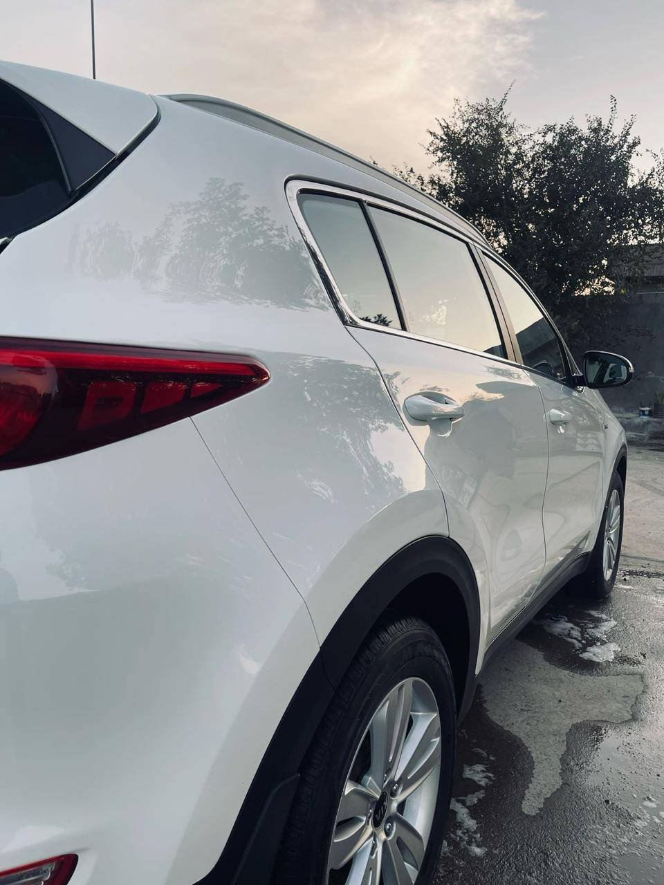 السلام للبيع كيا سبورتج ٢٠١٨ وارد امريكي محرك ٢٤٠٠ gdl فور ويل رقم بغداد سنويه جديده حادثها مبين بصور  بيها اماكن صبغ سياره حلوه ونظيفه محركها جديد داخل نظيف تايرات جديده سعرها ١٦٠ وبيها مجال للشراي الاستفسار *********** مكاني بغداد
