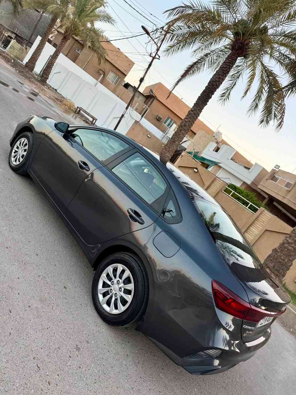 السلام عليكم 
سيراتو خليجي موديل 2023 الدوليه 
مكينه 1600 دوش 
ماشيه 58 كم 
السياره كلش جديده بعدهه بريحة الشركه 
رقم بغداد الجديد 
مواصفات السيارة نص مواصفات شاشه اصليه حساسات خلفيه 
السياره مكفوله عده صبغ قليل في داير الجاملغ الخلفي وبيهه طخه بسيطه بلباب الخلفي موضحه بلصور باقي السياره كفاله عامه 
السعر 148 قفل 
بيع فقط بدون مراوس 
مكان السيارة بغداد الغزالية 
للاتصال ***********
