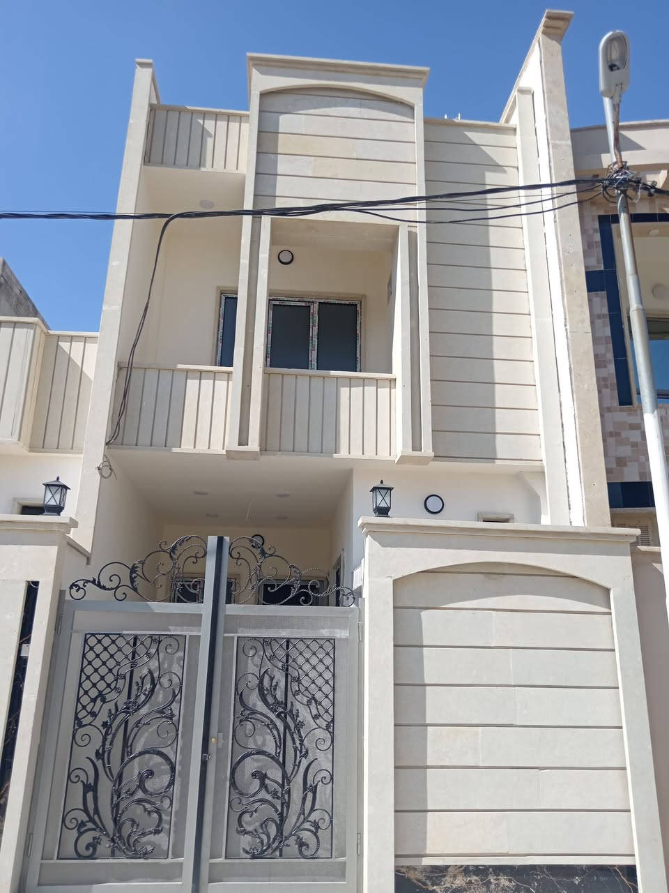 سلام عليكم بيت للبيع المساحه 100 متر يا رمجه الشرقيه الرابعه  البيت غرفتين نوم  وهول وستقبال ومطبخ وصحيات للتواصل على الرقم *********** (***********
