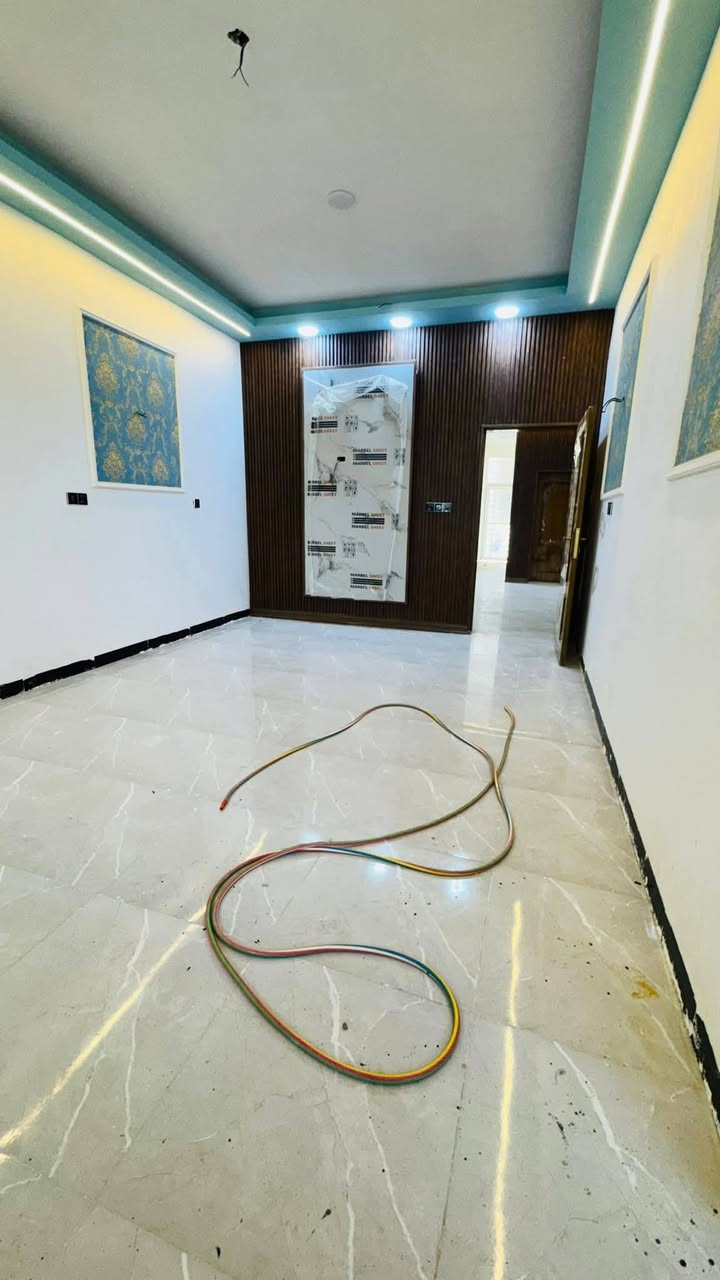 اللهم صلي على محمد وال محمد السلام عليكم بيت للبيع مساحه 150 متر واجه 7 ونص نزال 20 طابقين زيرو غير مسكون الطابق الاول يحتوي على غرفتين نوم وكلدور ومطبخ واستقبال وحديقة داخليه شلال الطابق الثاني غرفتين وكلدور موقع البيت شارع 80 شارع العلويه شريفه ع الرابط بين شارع 80 وشارع 100 مقابل الملعب قريب ع الشارع خدمات كامله منطقه متكاملت البناء سعره حلو ومناسب 

الاستفسار.   ***********
