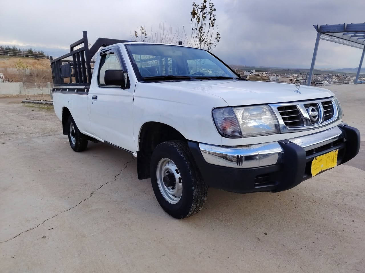 بەناوی خوای گەورە و میهرەبان
تکایە بیخوێنەوە هەموو شتێکم نوسیووە.
نیسان تاک 2001 علووج بۆ فرۆشتن
سەیارەکە نموونەی جوانییە و پێشی ئەڵێی شوشەیە
گێڕ و مەکینە و ئەکسلی بەشەرتی 10 فیتەر
سەرف و دوکەڵی نییە قەترە ڕۆن کەم ناکات
کامل پلێت و ڕەقەم شەنسی پێوەیە و متابیقە
جێ جێ بۆیاخی هەیە من بە حیزام دەیفرۆشم 
شەنسی زۆر پاکە و قەترە ڕزیوی نییە و ماڵی دۆستە
شوێن شارەزوور *********** یان ***********
