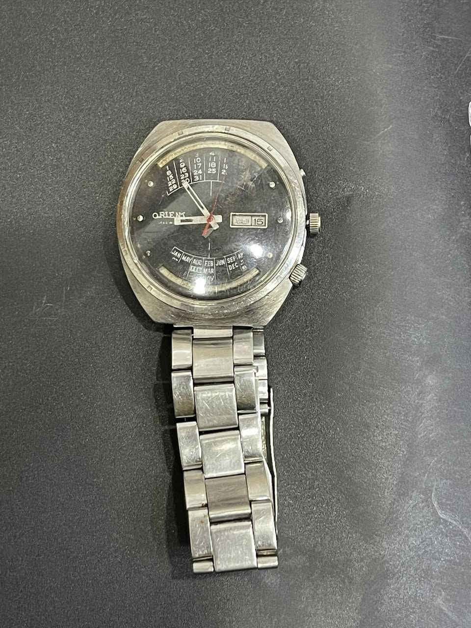 السلام عليكم ساعه  Orient Perpetual  وهي موديل كلاسيكي (Vintage) ياباني الصنع يشتهر بتصميمه الفريد الذي يظهر تقويماً لعدة سنوات على حركة أوتوماتيكية (Automatic)، وتأتي غالباً بـ 21 أو 27 حجراً (Jewels) حسب الإصدار. تحتوي على نافذة لعرض اليوم باللغتين العربية والإنجليزية وتاريخ الشهر.
الهيكل: مصنوع من الفولاذ المقاوم للصدأ (Stainless Steel) بتصميم "البحاري" الشهير ذو الحجم الكبير. وصنعت في عام 1971 قديمه الصنع ملاحضه الساعه اصليه مع ختم بالمكينه وشغاله سعر ب200وبيها مجال


**إذا كنت صاحب هذا الإعلان وتريد حذفه لأي سبب، رجاءا أرسل رسالة إلى الدعم الفني**