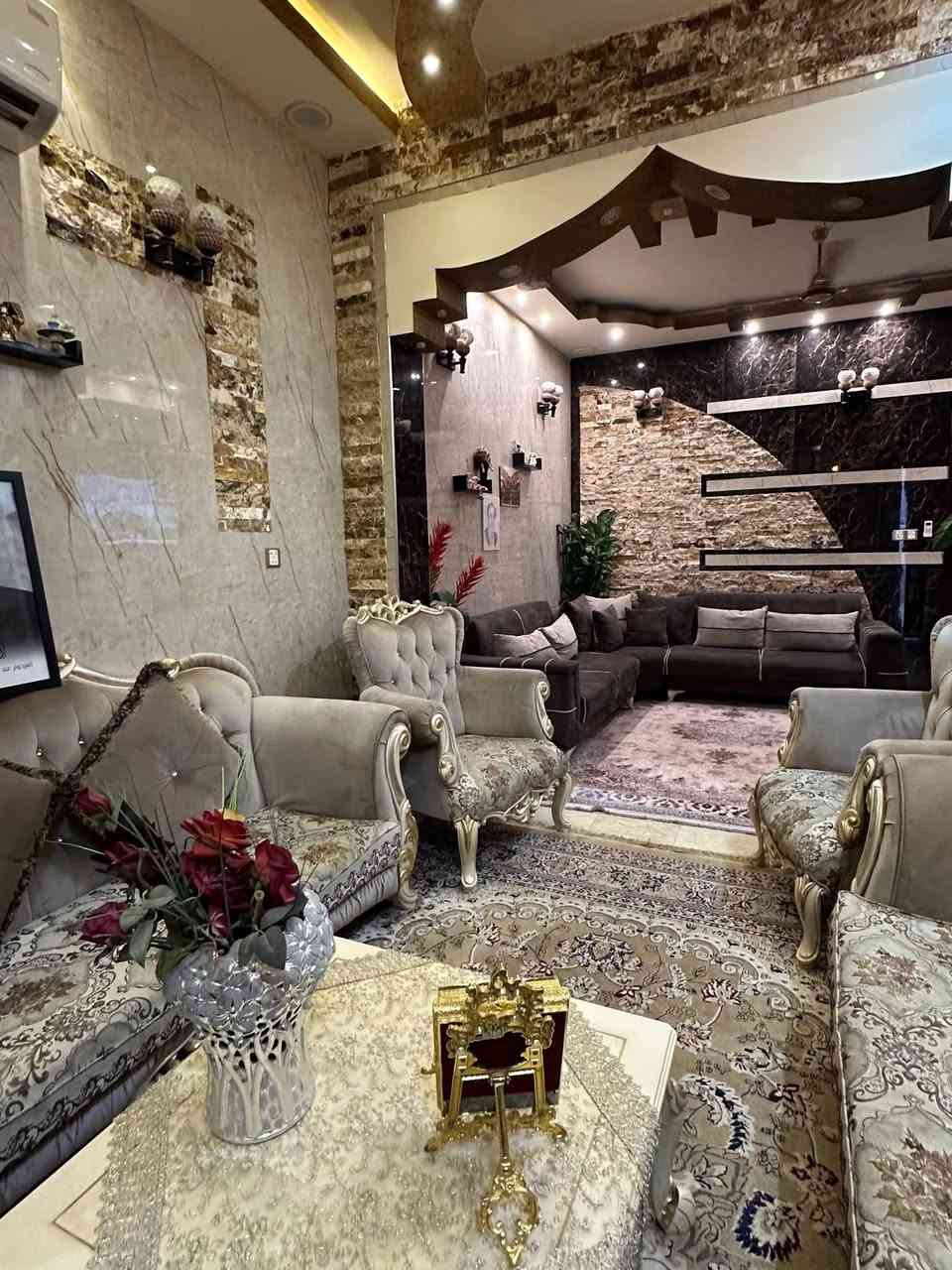 دار للبيع في سيف سعد 

المساحة 125 م الواجهة 5 م

يحتوي على 4 غرف نوم 

بناء حديث 

السعر 310 مليون 

للأستفسار ***********
