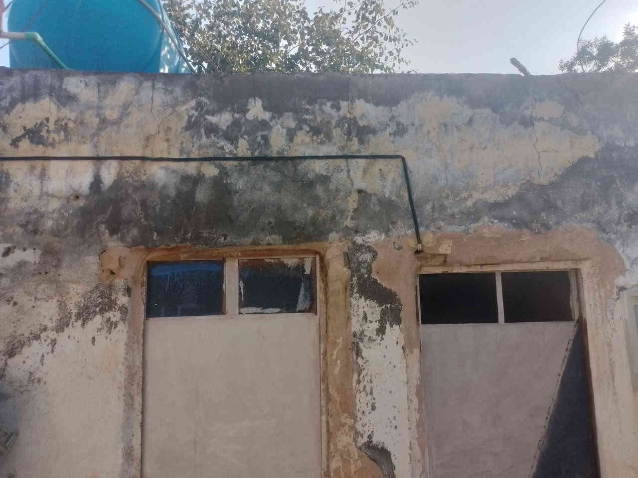 السلام عليكم بيت في حي الوحده السلاميه تجاوز ما معوض يحتوي علا غرفه ومطبخ ودوانيه وهول ومطبخ ومخزن وطارمه وكراج وحديقه خارجيه حمام توليت عكاده سراميك كاع وسكف منطقه هدواء ونضيفه   السعر 17 وبيه مجال اللاستفسار  ***********
