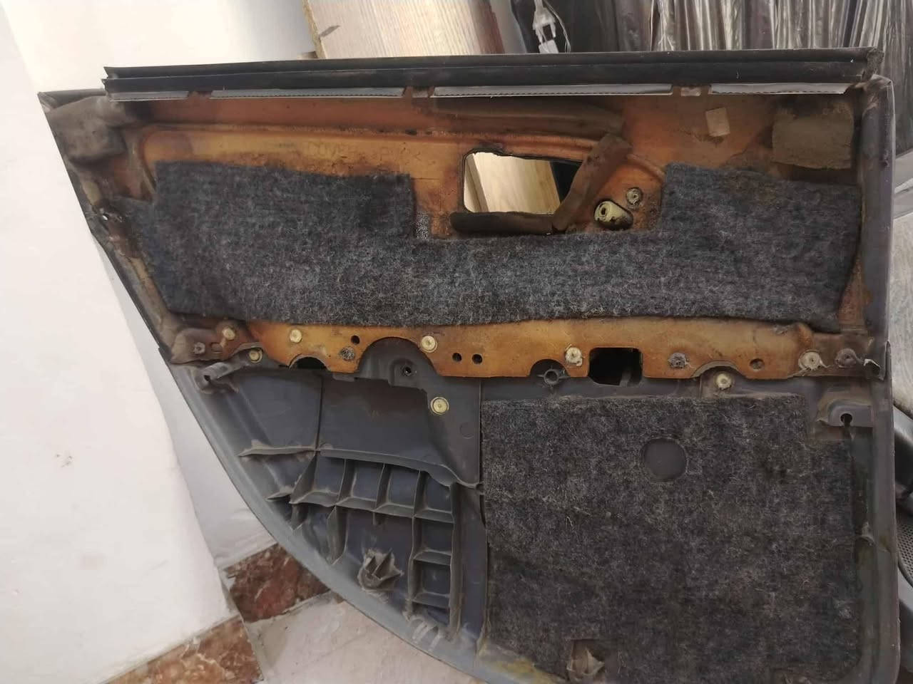 السلام عليكم ابطاين ابواب نظيفات مال كامري موديل ٢٠٠٠ كدام عينك افحص واخذ والسعر ١٦٠  وبيهن مجال الاتصال على الرقم ***********
