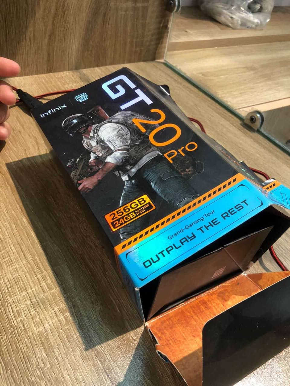 📱 Infinix GT 20 Pro

• الشاشة: 6.78" AMOLED  
• معدل التحديث: 144Hz — تجربة سلسة جدًا بالألعاب والتصفح  
• المعالج: أداء قوي مناسب للألعاب الثقيلة  
• الرام: 12GB (قابلة للتوسيع حتى 24GB)  
• الذاكرة: 256GB  
• الكاميرا الخلفية: 108MP + دعم تثبيت  
• الكاميرا الأمامية: 32MP  
• البطارية: 5000mAh  
• الشحن: 45W سريع  
• يدعم: 5G  

🎮 مثالي للألعاب مثل ببجي، كول اوف ديوتي، وفورتنايت مع أداء سلس ومعدل تحديث 144Hz يعطيك حركة ناعمة بدون تهنيق.

الجهاز مستعمل بس كل ملحقاته وياه الجهاز مبدل قطعه 
الي تربط البطاريه وتغذي البورد بالطاقه قطعه متاثر ابد وبي ضمان يوم كامل 
الجهاز متوفر يم مركز الضمان عنوانه الجزيره السياحيه شارع السوك مقابل مكتبه الناصر بغداد, العراق


**إذا كنت صاحب هذا الإعلان وتريد حذفه لأي سبب، رجاءا أرسل رسالة إلى الدعم الفني**