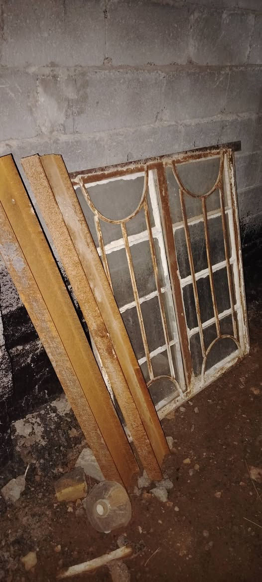 للبيع باب حديد هيه والجرچوبه بيه نفشات وحديده ثقيل 
مع شباك مال تفليش حديد ثقيل مع جامات كامل 
مع شيلمانات كل وحده متر وربع مع شباك متر بمتر ثاني بدون جام 
للبيع يفيدنك اذا تريد تسوي مزرعه مغاسل خارجيه غرفه 
سعرهن كلهن 70 وبيهن مجال ديوانيه طريق السنيه السياحي تفاصيل اكثر خااااص


**إذا كنت صاحب هذا الإعلان وتريد حذفه لأي سبب، رجاءا أرسل رسالة إلى الدعم الفني**