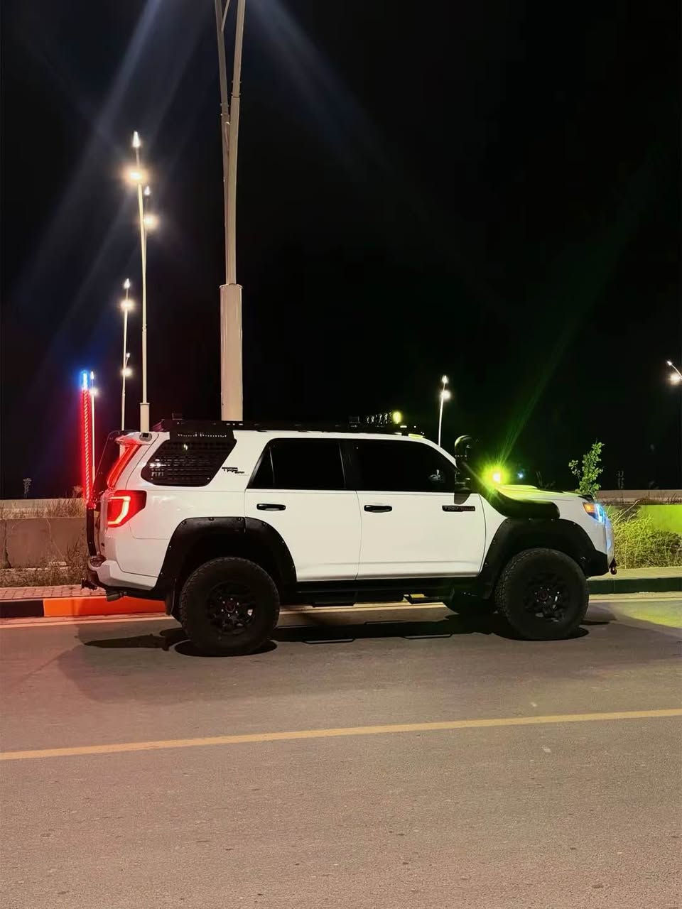 السلام عليكم 
تويوتا فورنر 
TRD OFF ROAD 
2023 
لون ابيض

سياره مزوده ومعدله على اخر حباية 
تريد بس واحد يركب ويكشخ 
سياره جاهزه وما ناقصها شي الحمد لله 

اي استفسار اتصل على رقم *********** سامراء, صلاح الدين
