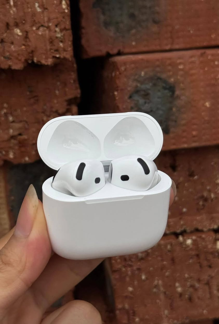 سماعات باله أمريكي Air pods 4 الحديث
اصلي باله أمريكي ، باله مستعمل بس كلش نظيف وياه حافظة جلد مع كيبل كتان 
ما مفتوح ولا مصلح بطارية قوية صوت قوي 
بإمكانك تفحص قبل الدفع ، اصلي باله 
سعره 20 قفل قفل توصيل مجاني  نظافة 90% قطع محدودة 
للحجز واتس اب فقط ***********
