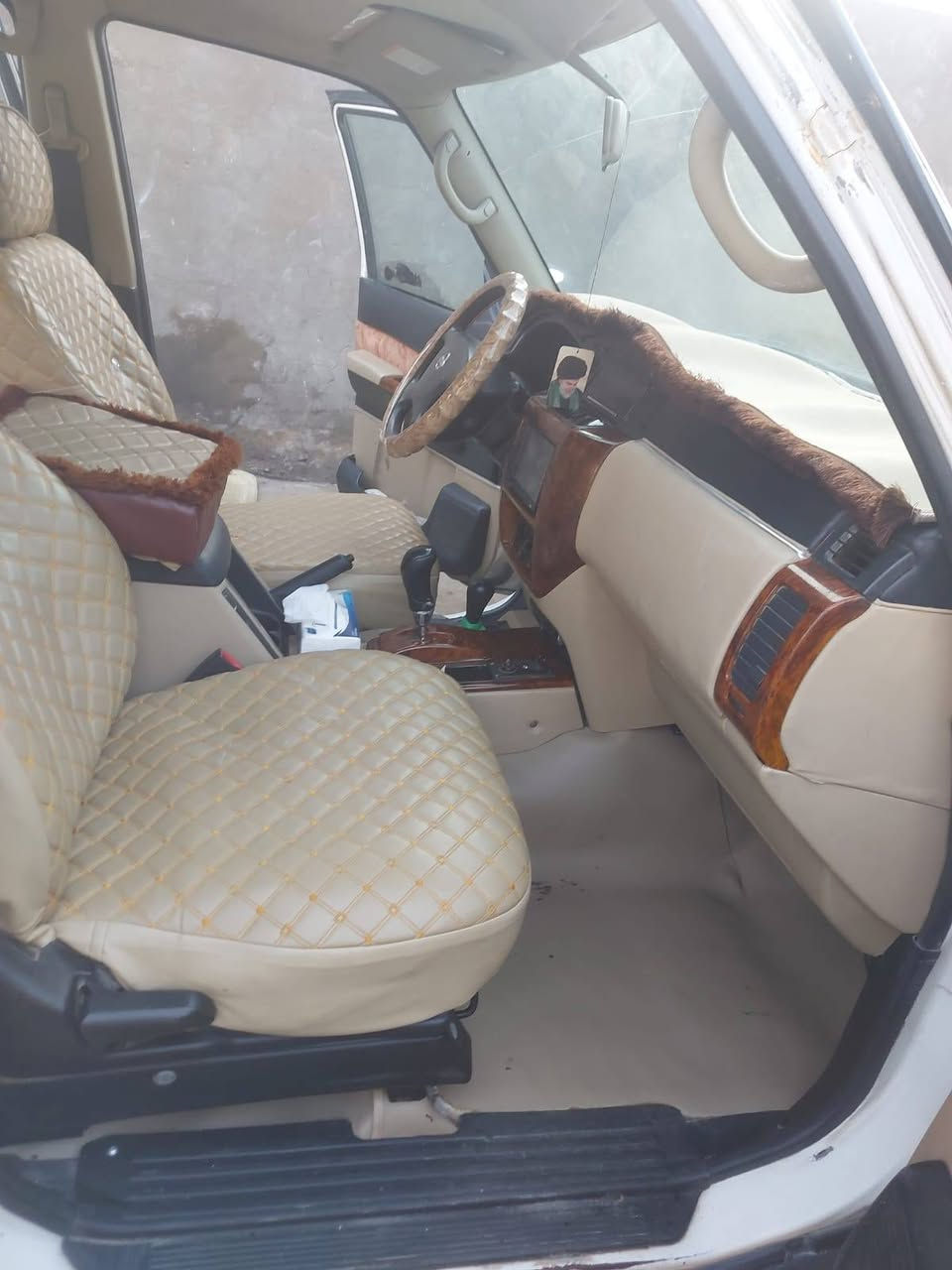 السلام عليكم ورحمة الله وبركاته
بترول مال مزاد وزارة الداخليه ٢٠٠٨ حجم مكينه ٤٨٠٠ كير اوتماتيك لوكير شغال تدفئة تبريد مصبوغه تغير لون بس من خارج تخم تاير معاملته واصله للكمرك مراسله عله الواتساب ***********
السعر ٧٥ 
او مراوس
