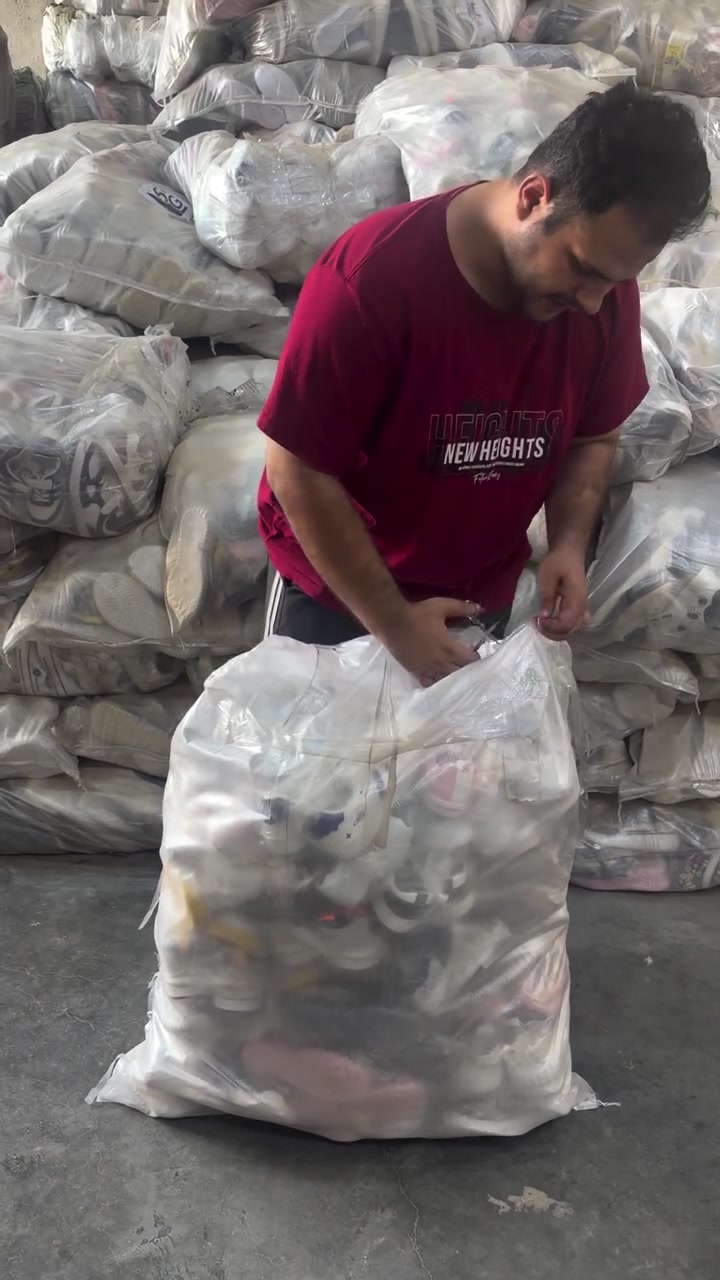 حذاء اطفال عدد ٥٠ زوج داخل شليف جديد غير مستخدم كوالتي عالي للطلب والاستفسار ***********
