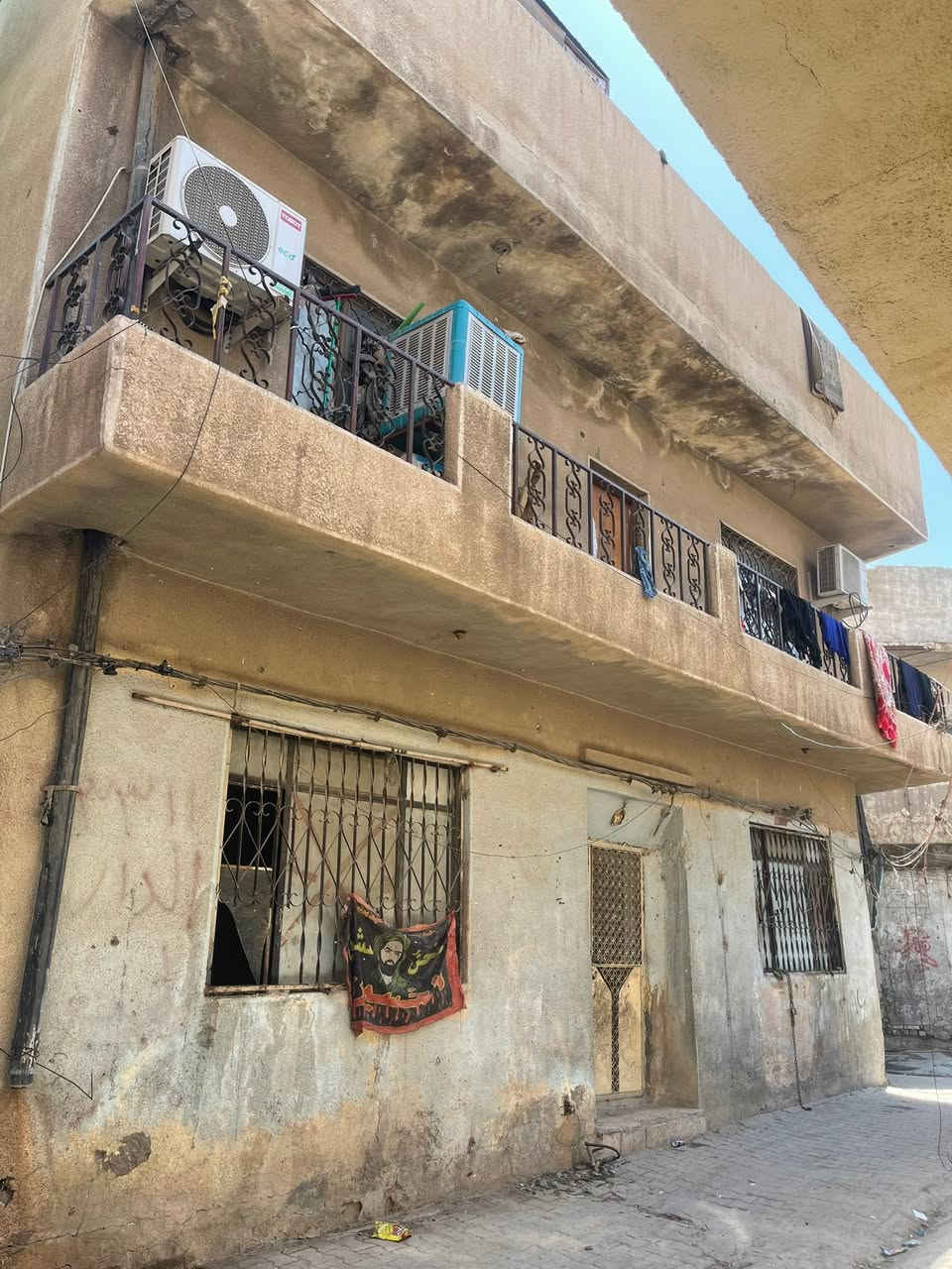 سلام عليكم بيت الفضل السوامرة المساحة 120 متر ركن الواجه 12 والنزال 10 على 3 افروع مسلح طابقين يحتوي على مطبخ وصاله وغرفه نوم وحدة والطابق الاول 5 غرف نوم ومطبخ وخدمات الاتصال ***********
