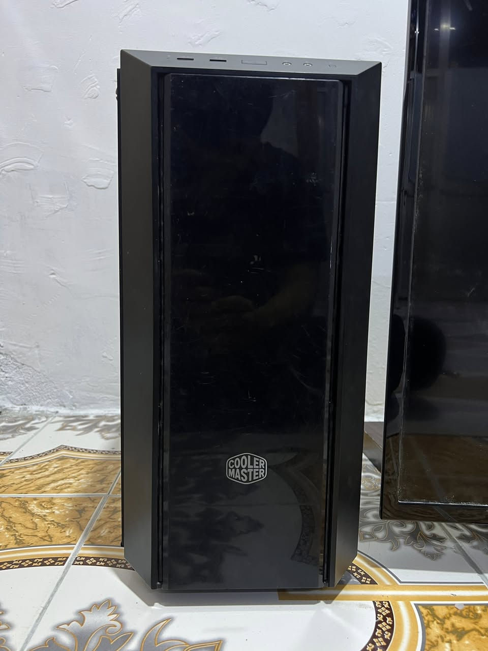 للبيع: تجميعة مواصفات حلوة (للمهندسين والمصممين والگيمرية)
السلام عليكم شباب، عندي هاي التجميعة للبيع، قطعها مختارة وحدة وحدة للأداء العالي والاستقرارية. التجميعة تعتبر "وحش" بالمهام الثقيلة والرندر بفضل المعالج العملاق اللي بيها.
📌 التفاصيل الكاملة للقطع:
1. المعالج (CPU): Intel Xeon E5-2680 v4 * هذا المعالج يجي بـ 14 نوات و 28 مسار! يعني يكتل الرندر كتـل وممتاز جداً للمونتاج وفتح أكثر من برنامج بنفس الوقت بدون أي تعليق (أداءه يوازي معالجات غالية بالسوق).
2. البورد (Motherboard): X99 P4
• بوردة احترافية تدعم رامات DDR4 وبيها منفذ M.2 NVMe للسرعات العالية، بوردة تتحمل شغل ساعات طويلة.
3. الرام: 8GB DDR4 (قابل للتطوير بسهولة).
4. البور سبلاي: Aigo 500W (أصلي وماركة معروفة، مو من العادي اللي يخوف على القطع).
5. الكيس (Case): Cooler Master الأصلي، كيس مرتب وشكله "هيبة" ويجي وياه 4 فانات أصلية يعني التبريد فول والتيار الهوائي داخل الكيس ممتاز.
6. الهارد: HDD 500GB شغال ونظيف.
7. المبرد: Aigo هوائي، تبريده ثلج، ملاحظة: القفل مالته يحتاج لحيم بسيط واللحيم مالته موجود وياه (شغلة ربع ساعة وتخلص).
⚠️ ملاحظات للأمانة:
• كرت الشاشة: RX 580 8GB (موجود ويه التجميعة بس "عاطل بي شورت")، أنطيه هدية للي يحب يصلحه أو يستفاد من قطعه.
• الوضع الحالي: التجميعة كاملة وموجودة، بس يرادلها "ترتيب وايرات وتركيب" وتصير جاهزة للعمل 100%.
💰 السعر: (انطي سعرك هنا او على الخاص أو اتصل ومراح نختلف إن شاء الله).
📍 الموقع: البصرة - الشمشومية.
🚚 التوصيل: موجود للي يحتاجه.
📞 للتواصل والاستفسار: ***********
