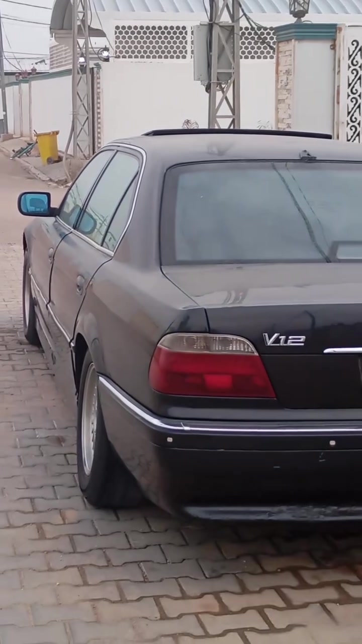 السلام عليكم 
بي ام كاسحه 2001 ، حجم 750،  اصل 12 سلندر ، كشنات كهربائي ، خمس بردات والأخيرة كهربائي ، ستيرن تحكم ، ارباكات ماطاكه ، دبل جام ، دينمه ماي ، السيارة فول مواصفات الجنطه شفط والتفاصيل أكثر  اتصال ***********
