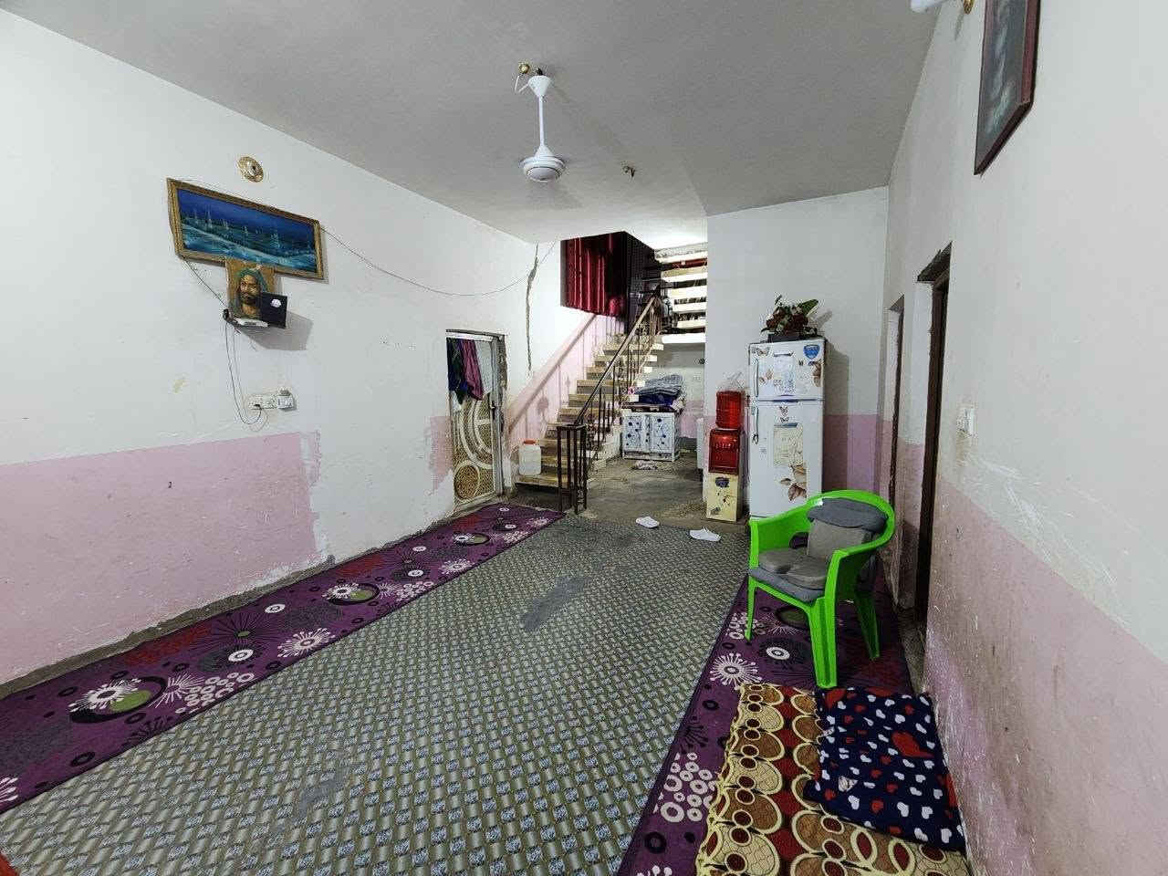بيت مساحه 200 متر
موقعه كوت حي جهاد 
نهاية سوق حي جهاد  مجاور حسينية ائمة البقيع 
تواصل وستفسار 
***********
