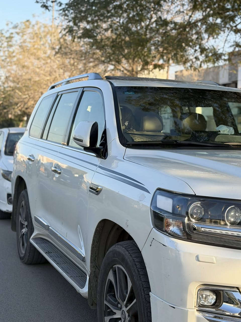 السلام عليكم لاندكروز ساز 2020 للبيع فقط ماشية 90الف كيلو استعمال شخصي الصور موضحة يمكم السعر 500 ورقة وبيها مجال للاستفسار ***********
