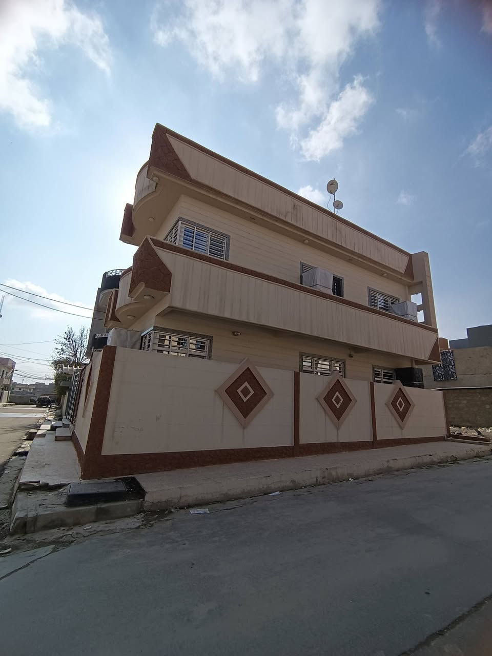 #عروض مكتب قصر الفخامة للعقارات
دار للبيع للبيع للبيع 
الموقع / حي الاقتصاديين  / تموز 
مساحة / 100م واجهة 8.5م  ركن 
الاتجاه شروق 
طابقين بناء 2021
4 غرف نوم واستقبال ومطبخ وصحيات عدد 2 وبيتونه 
سند طابو الايمن 
مكاتبه مع الشرعي 
للاستفسار عن السعر الاتصال 
***********
***********
عنوان المكتب حي النور سايدين دانية ماركت بعد ملعب كلاسيكو
