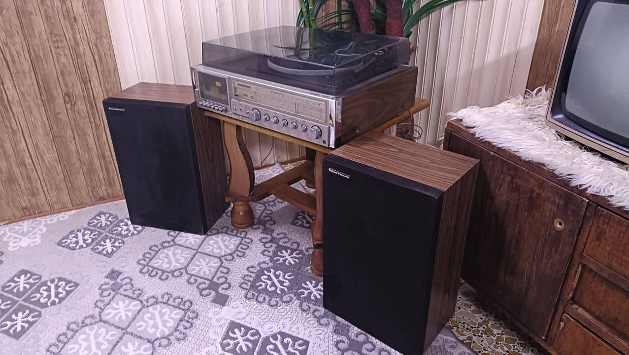 سلام عليكم. ناشونال بان سونك كرام مسجل راديو 1800  كرام شغال  بس قاعدة الكرام مبوطة. يرادلها. تعديل.  مسجل شغال. بس من اخلي كاسيت ميفتر يرادله ترتيب قليل.  جهاز نظيف سماعات نظيفات  سعر. 125 الف.    عنوان بغداد شارع الداخل ***********.   يوجد توصيل.
