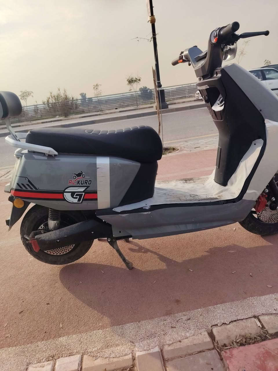 دراجه للبيع كامله المواصفات الدراجه فقط متعرضه الى حادث والحادث ليس بضرر كبير على الدراجه الدراجه جاهزه كامله للقياده لا يوجد بها اي نقوصات السعر 375 رقم الهاتف ***********
