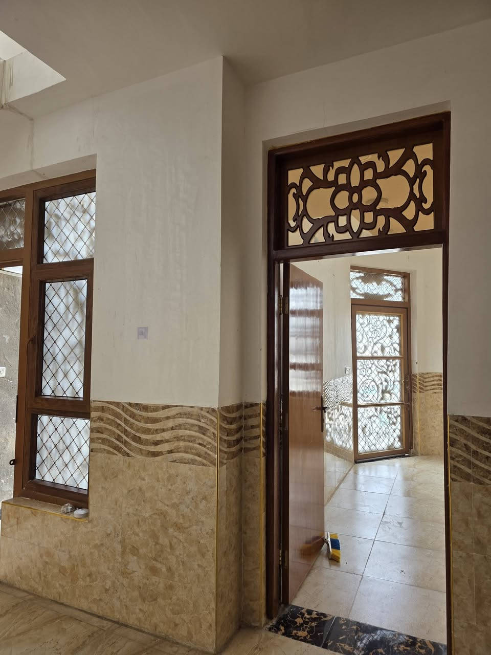 ييت طابق ثاني للايجار يحتوي على غرفتين نوم 
صاله 
مطبخ 
صحيات بيتونة وتانكي ماي ١٠٠٠ لتر وسخان ١٨٠ لتر 
عنوان ام الخيل الثانية قرب الجواهري 
للاستفسار ***********
