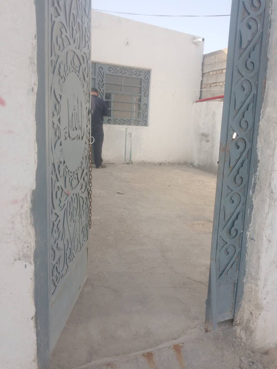 بيت 100م سند 25 مرقم بي وصل تطويب بلدية خلف حي الحضارة الثنية مقابل التفسيرات فرع اسواق بركات الزهراء ع
غرفة صالة مطبخ منور كراج ماء كهرباء  به
سخان تانكي ماطور ماء السعر 25
***********
