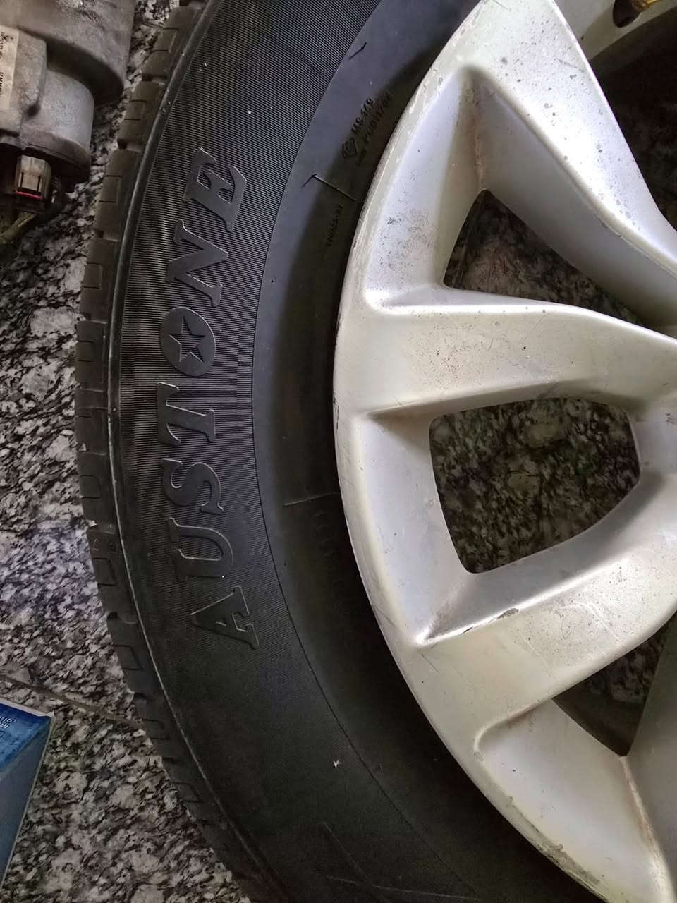 ويل اوباما كاملات هنه وتايراتهن نضافة 75‎%‎ قياس 17 ب4 ورقات بيهن مجال مكان البصره ***********
