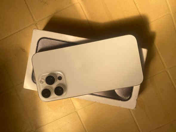 اسلام عليكم ايفون 15برو ماكس لون ابيض مميز ضمان ماستر كامل ملحقات نضافه 100/100 بطاريه 98 السعر 1125وبيه مجال شي بسيط مكاني بغداد يم سيطره الشعب ***********
