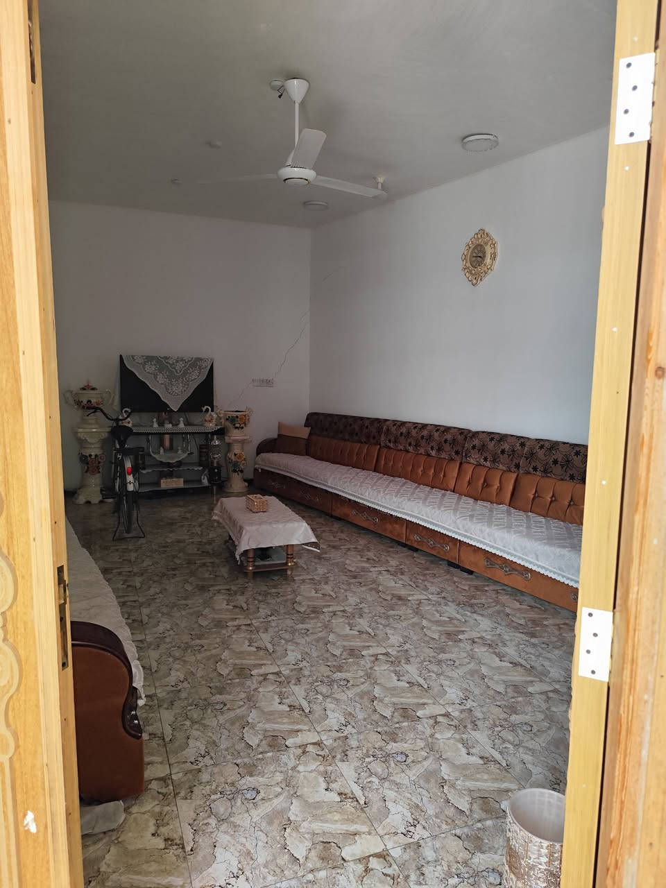 السلام عليكم بيت طابو صرف مساحه ٢٥٠ ثاني بيت عن شارع العام بناء حديث 
يتكون من غرف ثنين وصاله ومطبخ حار وبارد واستقبال وصحيات داخليه وخارجيه وحمام كبير بناء كونكريت المكان قرب معرض ال شيال السعر ١٢٥ وبيه مجال 
استفسار ***********
