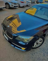 بي ام دبليو 740Lİ . رقم بغداد/ موديل 2013 / خليجي /وكالة العروش  باب ط...