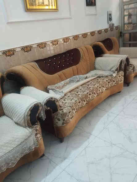 تخم خمس كراسي نضيف السعر ١٥٠ وبيه مجال مكان حي اور ***********
