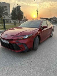 كامري  2025  SE  فول مواصفات عدا الفتحة  بصمة  كشن كهرباء   رادار امام...