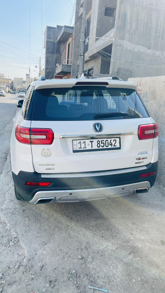 ---السلام عليكم 

للبيع: شانجان CS95 – وكالة البخيت، فئة رويال

سيارة شانجان CS95 رويال نظيفة جدًا، ماشيه 94 الف كم فقط، بدون حوادث.

المواصفات:

محرك توربو 2.0 لتر، قوة 233 حصان، دفع رباعي 4×4، ناقل حركة أوتوماتيك 6 سرعات.

مقاعد جلدية قابلة للتعديل كهربائيًا، تدفئة للمقاعد الأمامية والخلفية.

شاشة لمس، نظام صوت ممتاز، كاميرات 360°، مثبت سرعة، رادار، مراقبة النقطة العمياء.

وسائد هوائية متعددة، ABS، ESP، نظام الثبات الإلكتروني.

وبعد هواي موصفات الشانجان المعروفه 

ملاحضه : السياره داخل الضمان تبديل دهن داخل الشركه +
مكفوله كفاله عامه 
مكان سياره حي الجهاد اطباء 

*********** 
---
