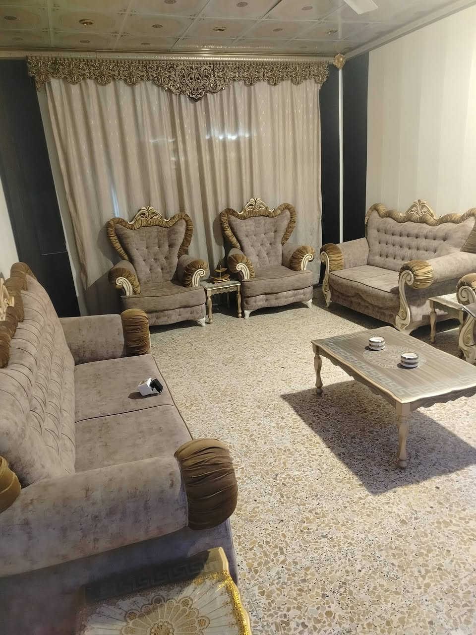 -حي الحكيم نزلة العميد جادر قرب مدرسة القاسم بن الحسن (ع)
- مساحة : 250م²
- البناء : طابوق 
- تفاصيل : الطابق الاول 2 غرف نوم + صالة و حمام و مناور 2 و مطبخ و استقبال و گراج سيارتين 
               الطابق الثاني 2 غرف نوم و صالة و حمامات 
                داخلية و خارجية و مساحة بالسطح 
ملاحظة : الطابق الاول معزول عن الثاني يعني البيت يصلح استثمار أيجار بيتين حيث الطابق الثاني اله درج خارجي لوحده 
ملاحظة 2 : البيت على شارعين 
السعر : 75 مليون 
للتواصل : ***********
+
هذا واتساب *********** للي عنده استفسار عن تفاصيل البيت
