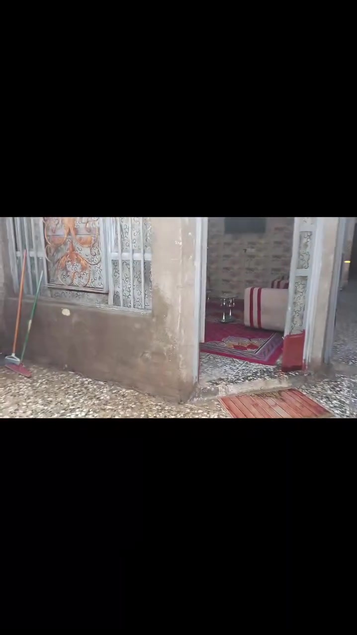 السلام عليكم بيت للبيع في بغداد جسر ديالى الجديد سند 25باسمي تحويل بالمحكمة  مساحة البيت 130متر . يحتوي على غرفتين نوم  واستقبال وصالة كبيرة ومطبخ حار ومطبخ بارد وحمامات داخليه وخارج وسطح كبير  بناء طابوك والبيت بناء جديد متوفر خدمات ماء 24ساعة وكهرباء وخط مولد +إنترنيت البيت جاهز وكامل الاستفسار الاتصال على الرقم ***********
