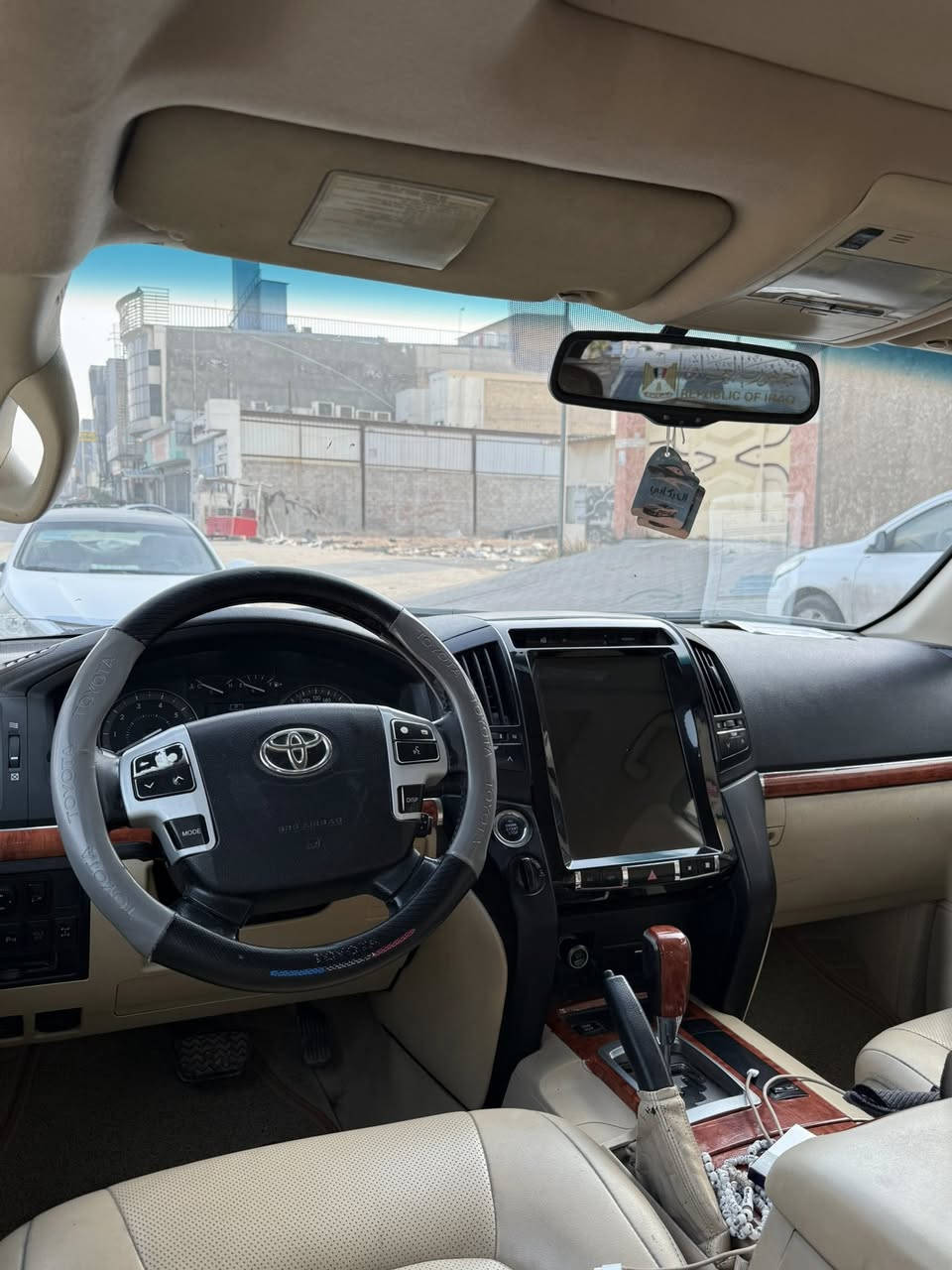 السلام عليكم 
لاندكروزر موديل 2013صبغ 3قطع بدون داخل باب السايق وجامع خلفي والباب عكس السايق السيارة نظافة 100/100 دواخل زيرو مكينه ممفتوحه جاهزه من كلشي السعر 3200 ثلاث شدات وعشرين والي ميعجبه السعر يعبر المنشور بالصلاة على محمد وال محمد  رقم بغداد باسمي تحويل مباشر
***********
***********
