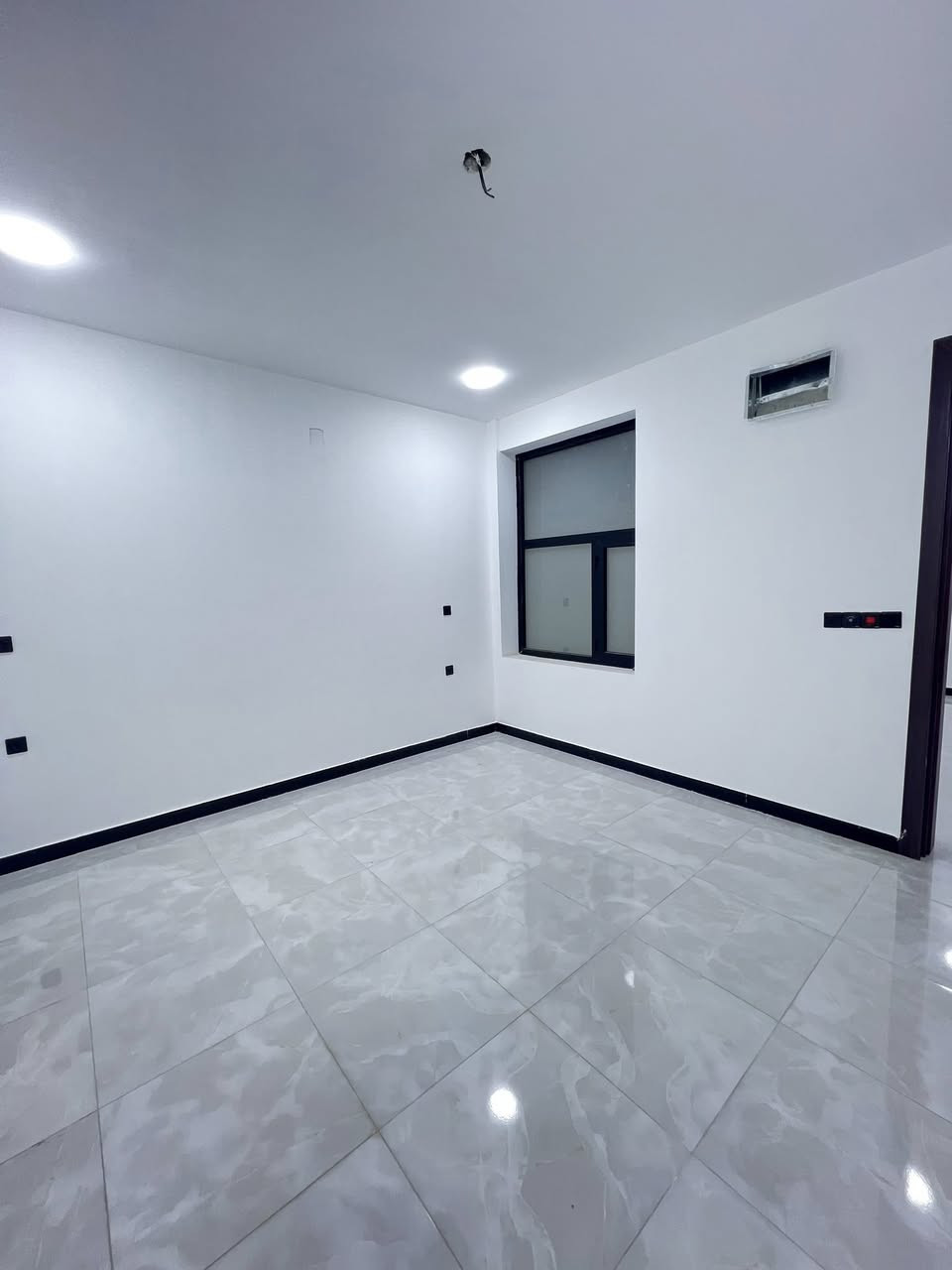 السلام عليكم بيت للبيع مساحه 200متر 
يحتوي على 5غرف نوم 
يحتوي على 3صحيات 
يحتوي على صاله كبيره 
استقبال +مطبخ 
كراج سيارات +حديقه متنفه للبيت 
البيت بالحقيقه أجمل من الصور 
اي استفسار إلاتصال ***********
