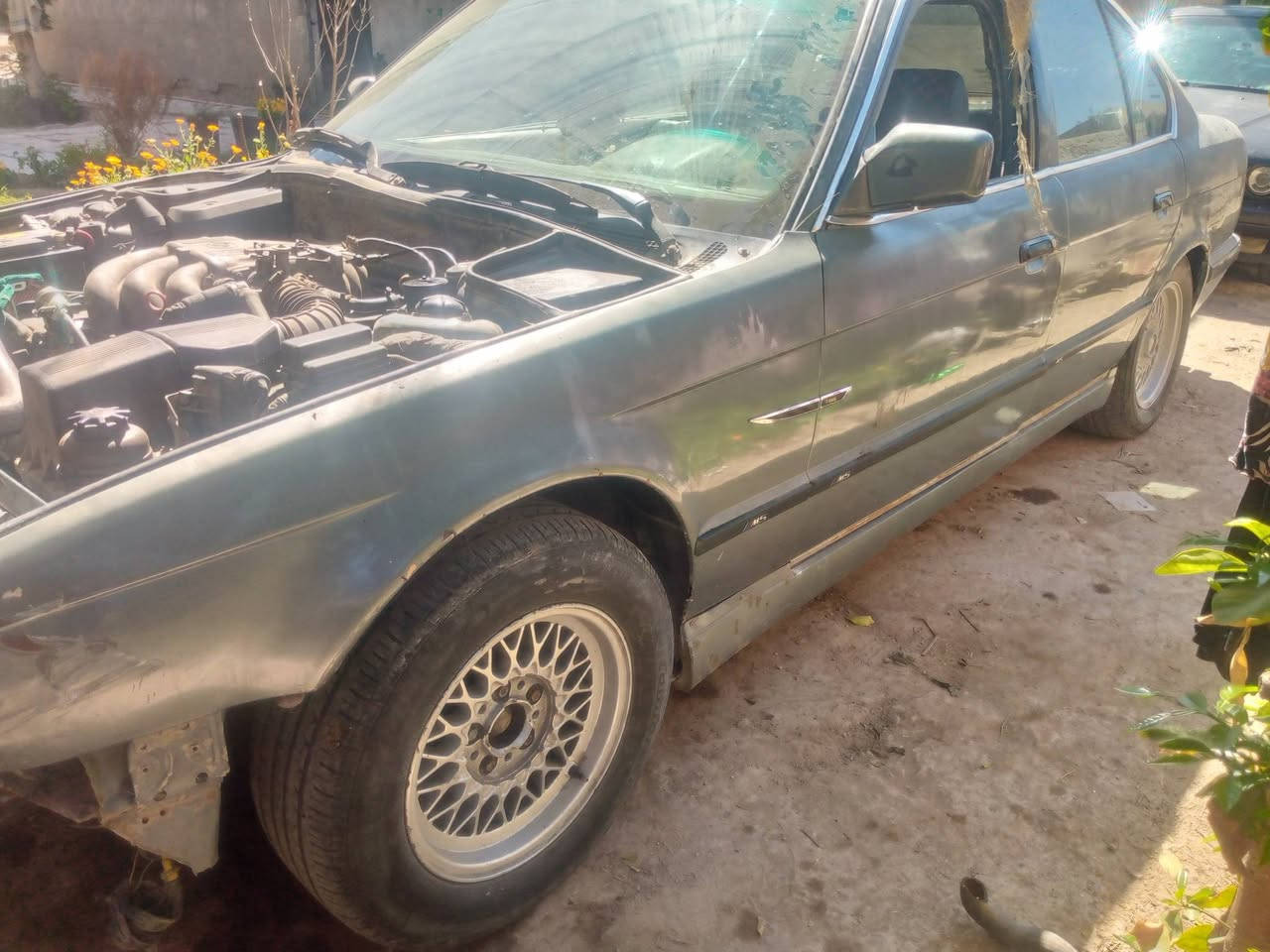 يا لله السلام عليكم 525مفتوح مكينه جديده توني شادها كير بي كنترول عاطل ما تاخذ بس دي والبك والثاني واكف بي كنترول حداديه بل جيس باتري جديد رقم انبار المالك يريد تحويل السياره جاهزه وجديده وبلاديه بدون صبغ حته بيها جراد السعر 34وبيها مجال  للستفسار *********** للعلم السياره فول كروز سرعه فتحه برده خلفيه بلاديه
