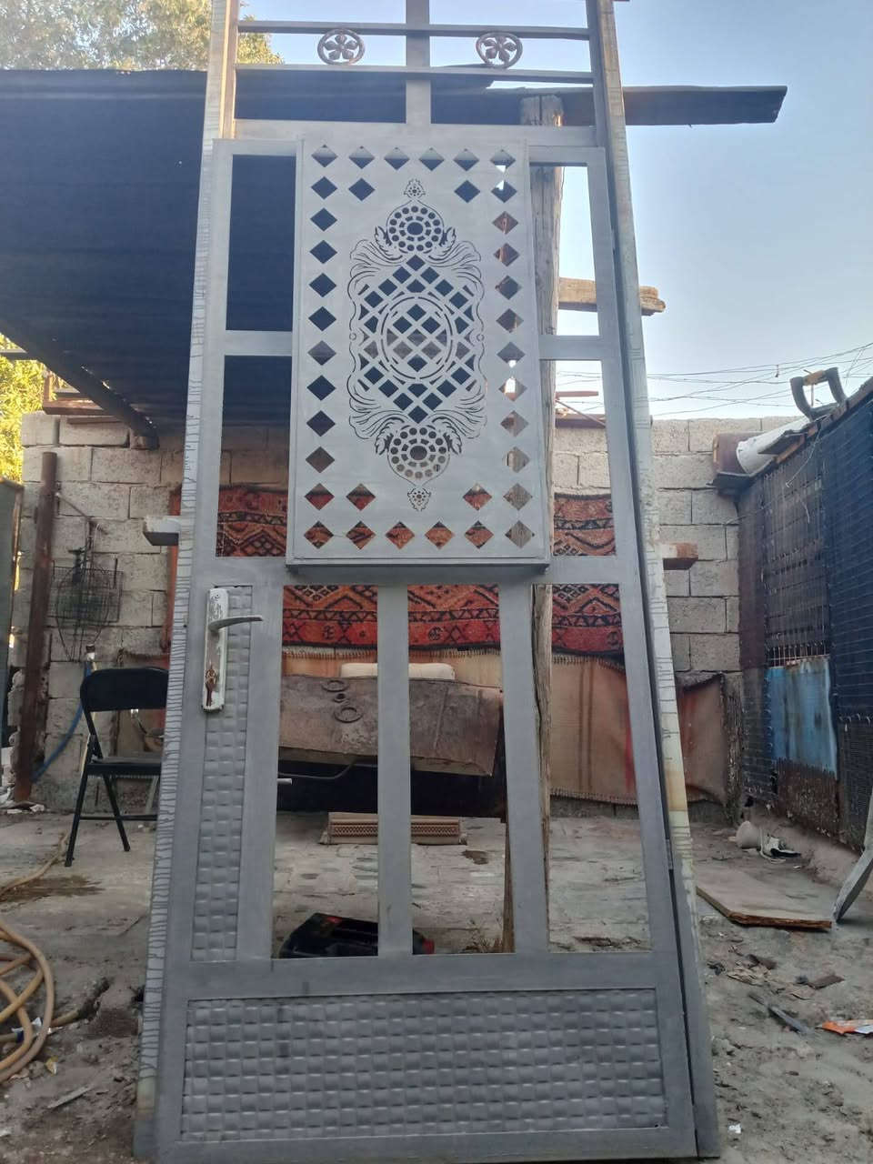 السلام عليكم باب حديد جديد كيلون قفل كله جديد ارتفاع 270 عرض متر سعره 90بي مجال مكاني ام الكبر حي الكوفه رقم ***********
