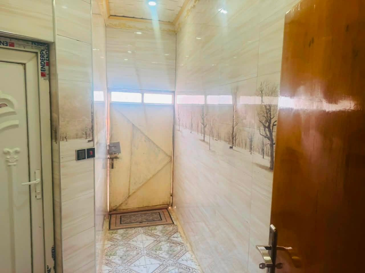 مكلف بل نشر بيت طابو صرف الحمزه الغربي حي الحسين بشارع حسينيه الزهراء 
غرفتين جوه وغرفه فوك وصاله واستقبال مجمع صحيات داخليه وخارجيه  مساحته بل سند 200واقع حال 275 
السعر 125
***********
