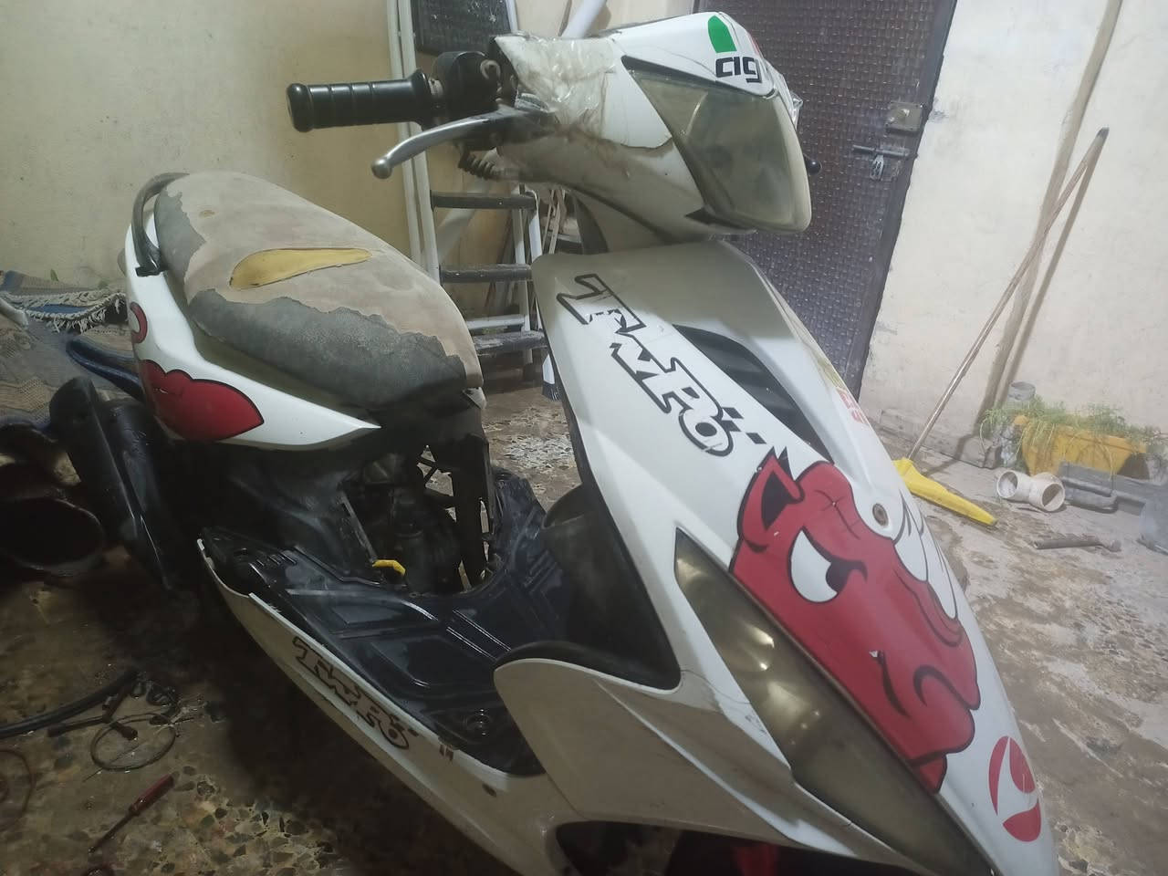 السلام عليكم دراجه ماكس مضلع البيع ما بيها تبخير ولا تنقص ولا تنضح ناقصه بس تاير خلفي شوته مكينه ما مفتوحه برغي ما مفتوح بيها السعر 200قفل العنوان الزعفرانيه رقم *********** مراسله واتساب
